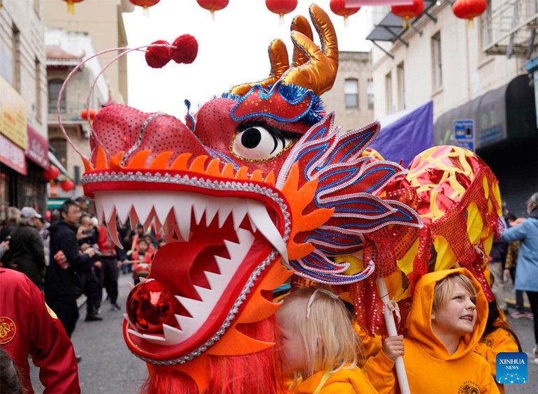 Các em nhỏ hào hứng với tiết mục múa rồng tại San Francisco, Mỹ. Ảnh: TÂN HOA XÃ