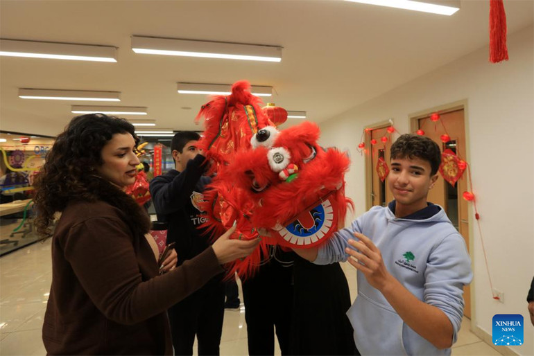 Các sinh viên tại Amman, Jordan thử múa sư tử trong một sự kiện văn hóa để chào đón Tết Giáp Thìn. Ảnh: TÂN HOA XÃ