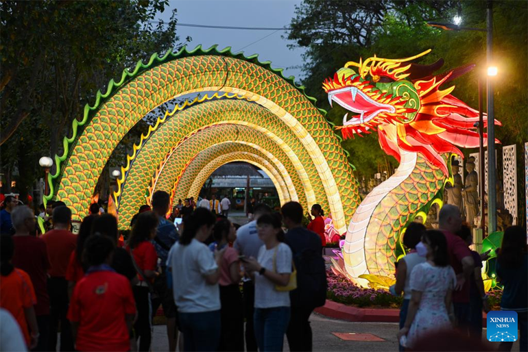 Đông đảo người dân tới tham quan khu trưng bày đèn lồng trước thềm năm mới Giáp Thìn. Ảnh: TÂN HOA XÃ