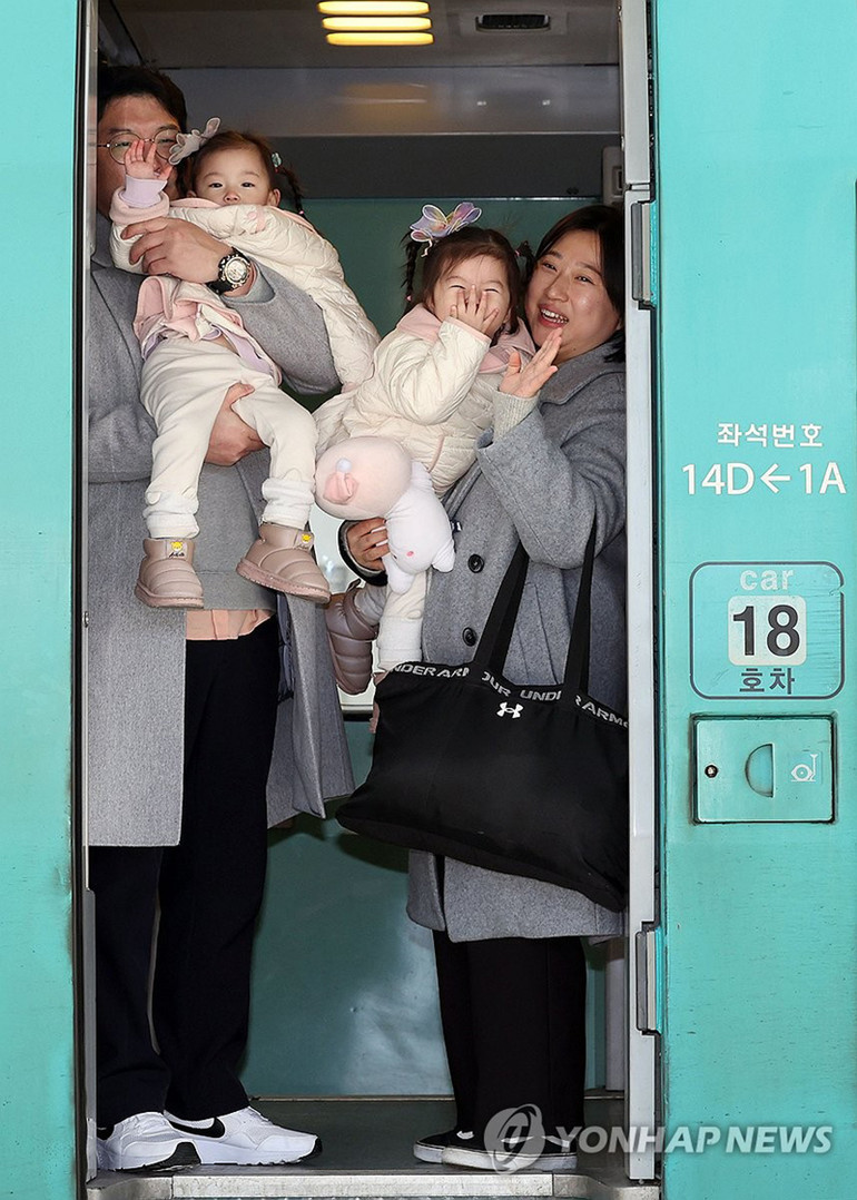 Một gia đình lên tàu tại nhà ga Seoul, Hàn Quốc, để trở về quê hương. Ngày nay, đa số người Hàn Quốc đều chào đón ngày đầu tiên của năm mới vào Tết Dương lịch (ngày 1/1 dương lịch), nhưng họ vẫn duy trì truyền thống sum vầy bên nhau dịp Tết âm lịch. Ảnh: YONHAP