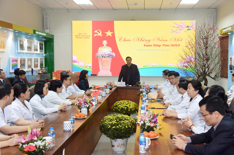 Thủ tướng Phạm Minh Chính nói chuyện với cán bộ, y bác sĩ Bệnh viện Nhi Trung ương. Ảnh: TRẦN HẢI