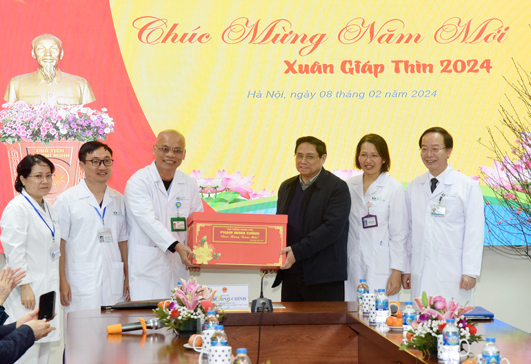 Thủ tướng Phạm Minh Chính tặng quà chúc Tết đội ngũ y, bác sĩ Bệnh viện Nhi Trung ương. Ảnh: TRẦN HẢI