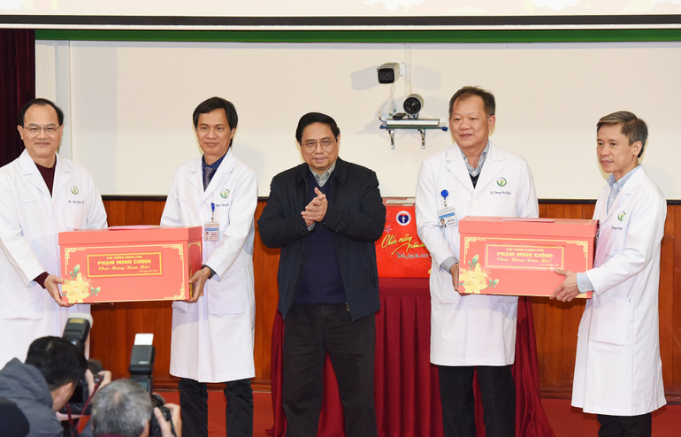 Thủ tướng Phạm Minh Chính tặng quà chúc Tết Bệnh viện Hữu nghị Việt Đức và kíp trực ngày Tết. Ảnh: TRẦN HẢI