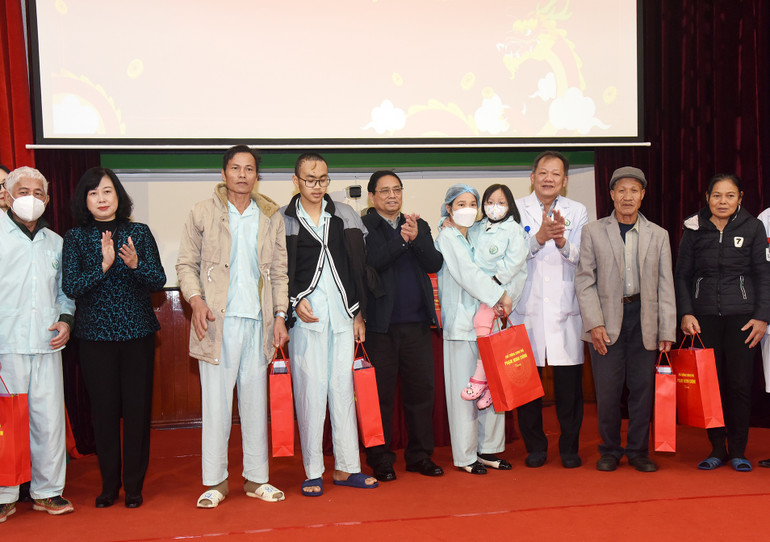 Thủ tướng Phạm Minh Chính tặng quà động viên, chúc Tết một số bệnh nhân đang điều trị tại Bệnh viện Hữu nghị Việt Đức. Ảnh: TRẦN HẢI
