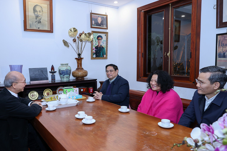 Thủ tướng Phạm Minh Chính thăm hỏi thân nhân gia đình cố Thủ tướng Phạm Văn Đồng. Ảnh: TRẦN HẢI