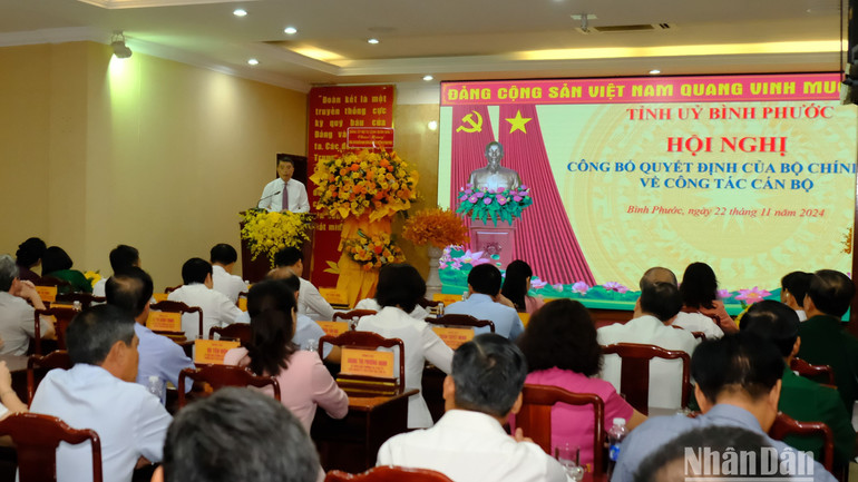 Đồng chí Lê Minh Hưng, Ủy viên Bộ Chính trị, Bí thư trung ương Đảng, Trưởng Ban Tổ chức Trung ương phát biểu tại buổi công bố, trao quyết định của Bộ Chính trị về công tác cán bộ.