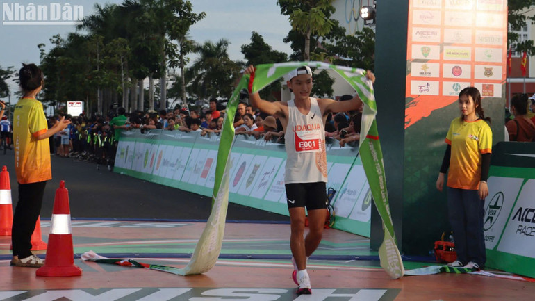 Ở cự ly 42km, Hoàng Nguyên Thanh, về đích sớm nhất với thời gian 2h33'19'.
