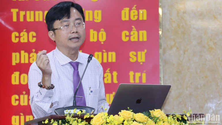 Phó Giáo sư, Tiến sĩ Đỗ Phú Trần Tình, Viện trưởng Viện Phát triển chính sách, Đại học Quốc gia Thành phố Hồ Chí Minh tham luận tại hội thảo