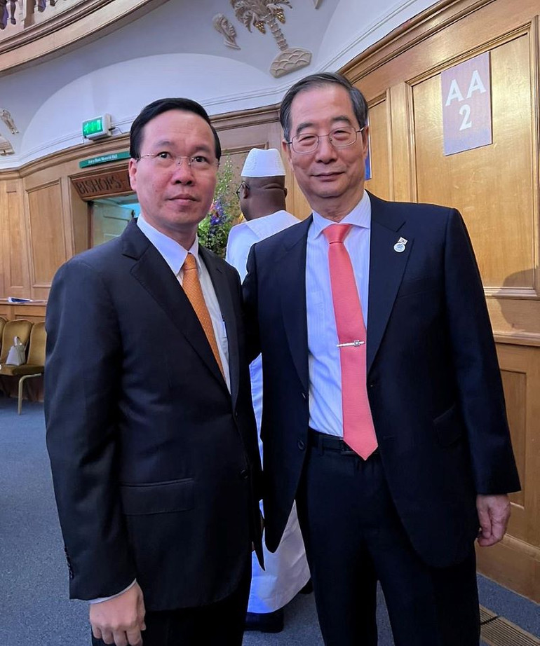 Chủ tịch nước Võ Văn Thưởng gặp Thủ tướng Hàn Quốc Han Duck-soo.