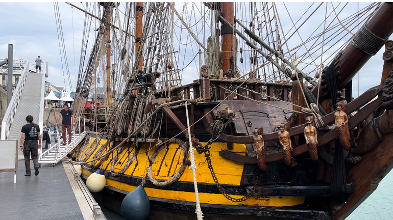 Khinh hạm Shtandart được phục dựng từ khinh hạm Baltic của Pierre Đại Đế (thế kỷ thứ 18).