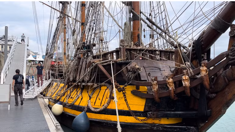 Khinh hạm Shtandart được phục dựng từ khinh hạm Baltic của Pierre Đại Đế (thế kỷ thứ 18).