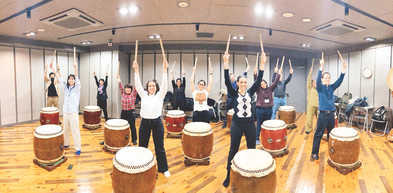 Du khách thích thú khi được thưởng lãm và trải nghiệm màn đánh trống Taiko. Du khách thích thú khi được thưởng lãm và trải nghiệm màn đánh trống Taiko.