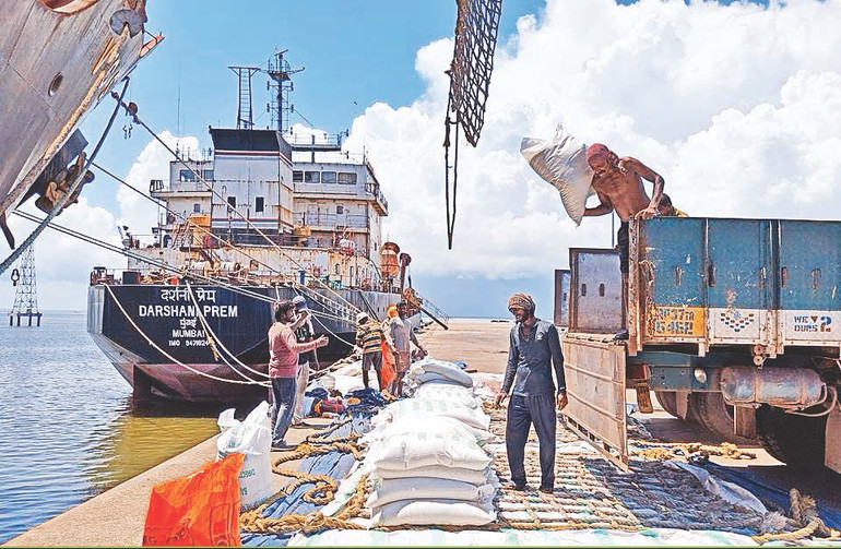 Bốc xếp gạo tại cảng Kakinada Anchorage ở miền nam Ấn Độ. Ảnh | Reuters