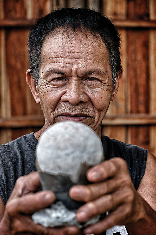 Ông Nestor Manongas cầm asin tibuok. Ảnh: CSM