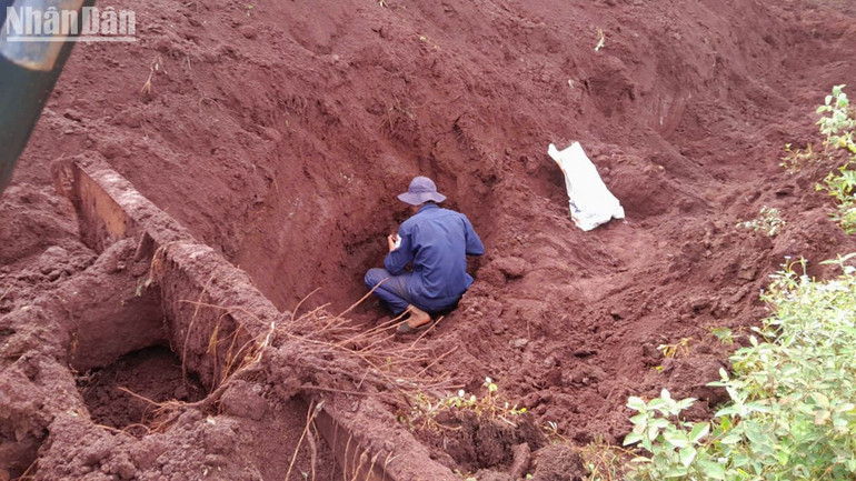 Chiến sĩ Đội K72 tìm kiếm hài cốt liệt sĩ tại huyện Lộc Ninh.