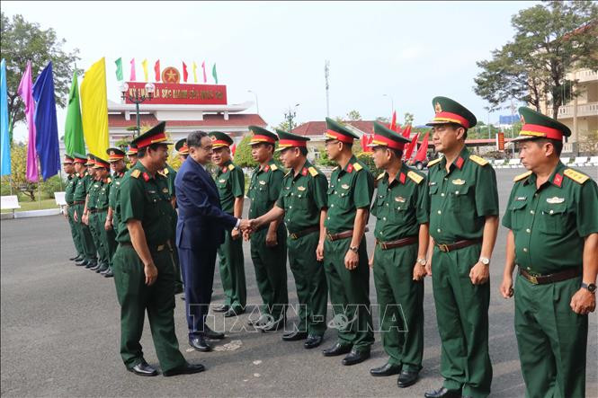 Chủ tịch Quốc hội Trần Thanh Mẫn thăm, chúc Tết tại Bộ Chỉ huy Quân sự thành phố Cần Thơ.
