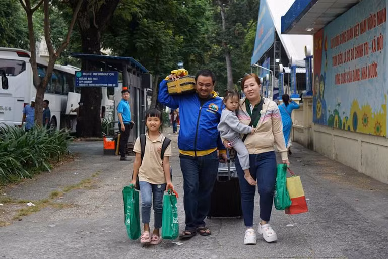 10 chuyến xe được bố trí đưa người lao động về quê ăn Tết.