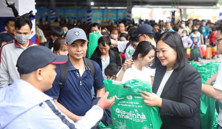 Bà Lê Lan Chi - Tổng giám đốc Zalopay trao quà cho người lao động.