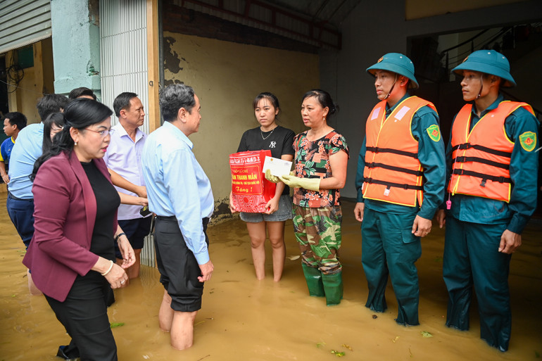 Chủ tịch Quốc hội Trần Thanh Mẫn thăm hỏi, động viên, tặng quà cho người dân bị ngập lụt tại thôn Điếm, xã Nga My, huyện Phú Bình.