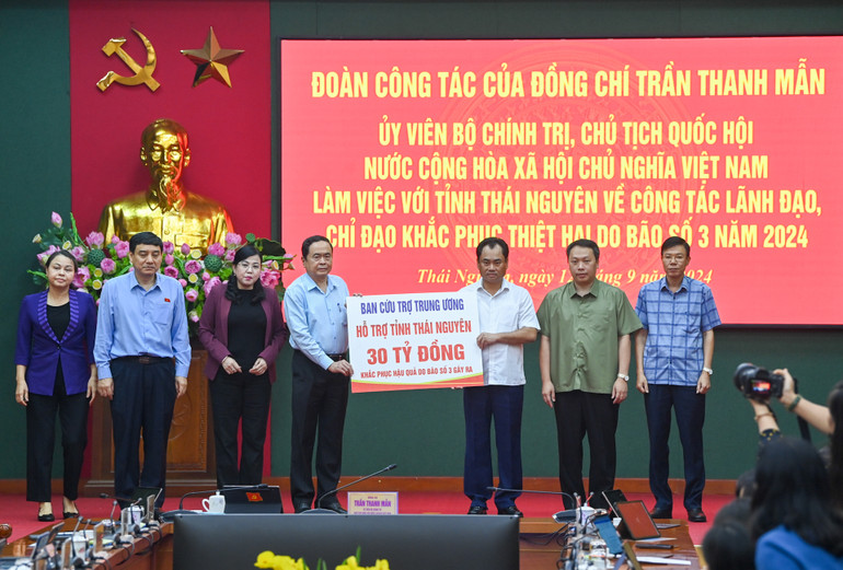 Chủ tịch Quốc hội Trần Thanh Mẫn trao hỗ trợ tỉnh Thái Nguyên 30 tỷ đồng khắc phục hậu quả bão số 3.