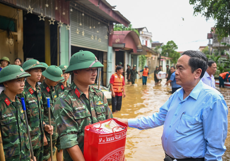Chủ tịch Quốc hội Trần Thanh Mẫn thăm hỏi, tặng quà lực lượng làm nhiệm vụ khắc phục hậu quả mưa lũ tại xã Nga My, huyện Phú Bình.