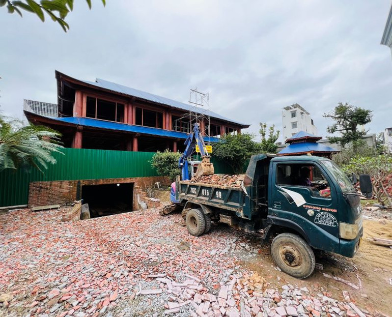 “Biệt thự” trái phép và bị xử lý vi phạm đến nay chủ công trình này vẫn chưa hoàn thành việc tháo dỡ theo yêu cầu của ngành chức năng.