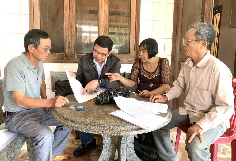 Người dân ở xã Ea Rốk cung cấp tài liệu và phản ánh với phóng viên Báo Nhân Dân về những khuất tất và sai phạm của Ủy ban nhân dân huyện Ea Súp liên quan đến dự án Trung tâm cụm xã Ea Rốk-Ea Lê.