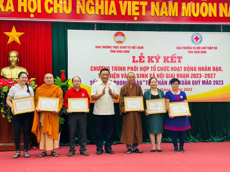 Trao thưởng cho các tổ chức và các nhân đã có thành tích xuất sắc trong công tác Hội và phong trào Chữ thập đỏ năm 2022 tại tỉnh Bình Định. Trao thưởng cho các tổ chức và các nhân đã có thành tích xuất sắc trong công tác Hội và phong trào Chữ thập đỏ năm 2022 tại tỉnh Bình Định.