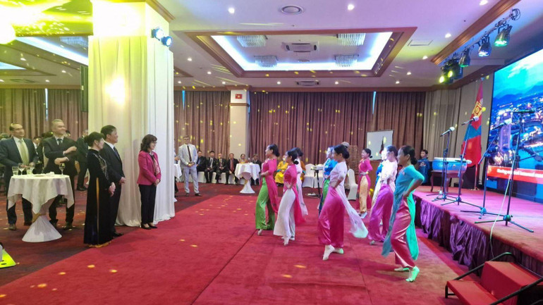 Tiết mục múa áo dài của học sinh trường Trung học số 14 mang tên Chủ tịch Hồ Chí Minh. (Ảnh: Đại sứ quán Việt Nam tại Mông Cổ) Tiết mục múa áo dài của học sinh trường Trung học số 14 mang tên Chủ tịch Hồ Chí Minh. (Ảnh: Đại sứ quán Việt Nam tại Mông Cổ)