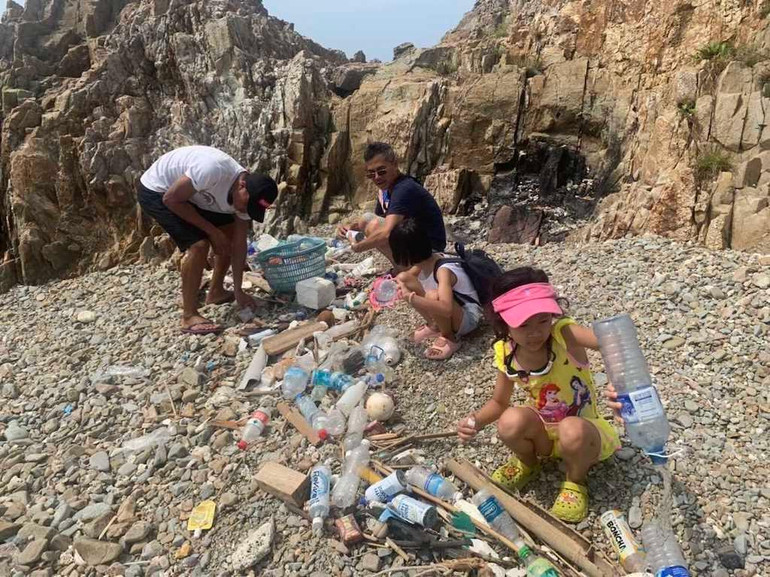 Gia đình Anh Trần Hoài Nam ở Hà Nội đã hưởng ứng thu gom các rác thải nhựa làm sạch bãi biển trên đảo Cô Tô.