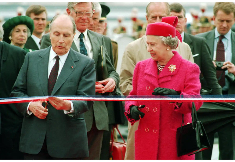 Năm 1994, Tổng thống Pháp François Mitterand và Nữ hoàng Anh Elizabeth II cắt băng khánh thành một nhà ga mới của đường hầm qua eo biển Manche ở Coquelles, Pháp. (Ảnh: PA)