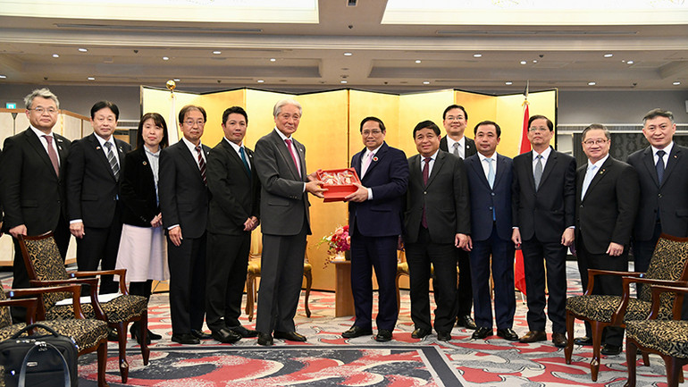 Thủ tướng Phạm Minh Chính chụp ảnh lưu niệm với Thống đốc tỉnh Tochigi Tomikazu Fukuda. Thủ tướng Phạm Minh Chính chụp ảnh lưu niệm với Thống đốc tỉnh Tochigi Tomikazu Fukuda.