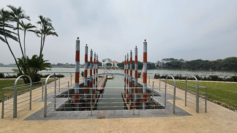 Bến đậu du thuyền xây dựng trái phép trên bờ hồ Đầm Vạc.