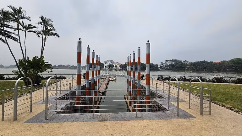 Bến đậu du thuyền xây dựng trái phép trên bờ hồ Đầm Vạc.