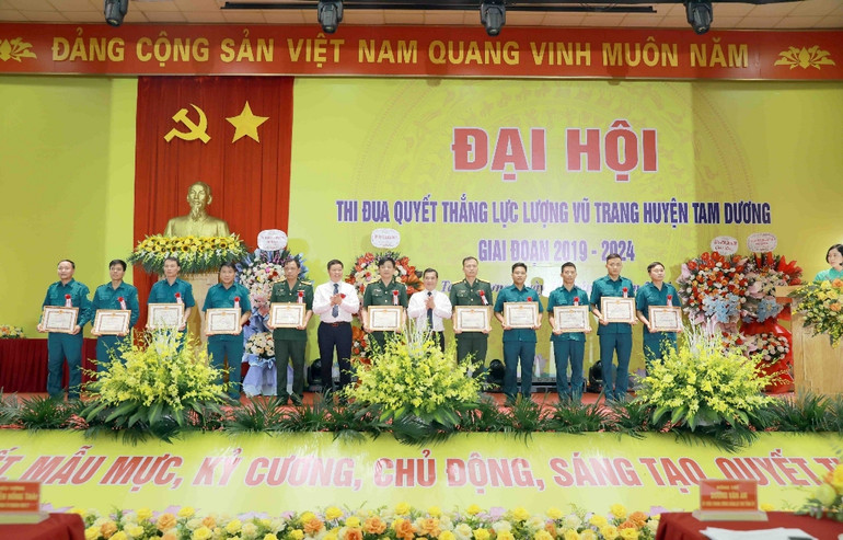 Lãnh đạo huyện Tam Dương khen thưởng những điển hình tiên tiến.