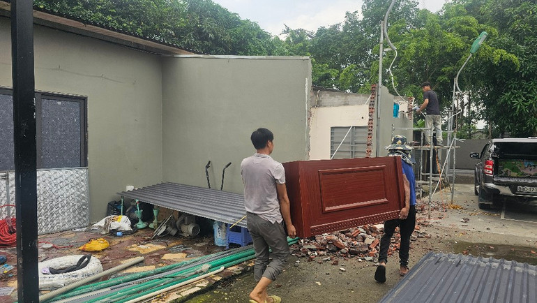 Người dân tự tháo dỡ các công trình xây dựng trái phép.