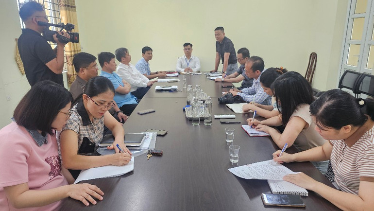 Cuộc bàn giao đất có sự chứng kiến của nhiều cơ quan.