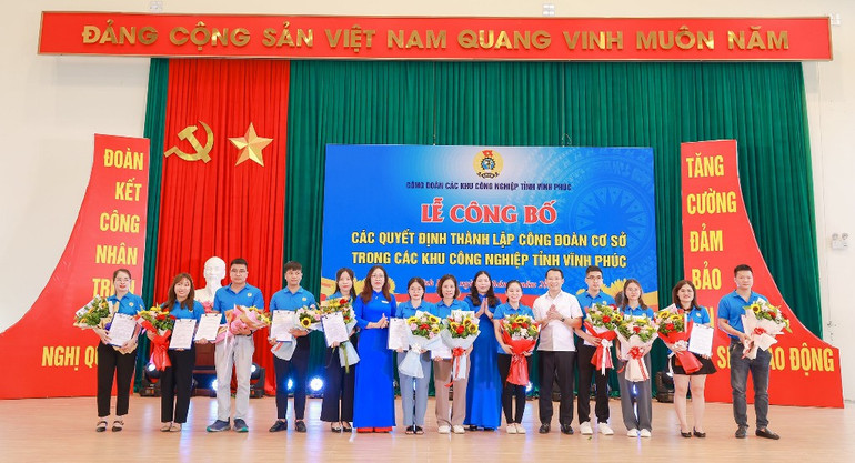 Trao quyết định thành lập 13 Công đoàn cơ sở trong các khu công nghiệp. Trao quyết định thành lập 13 Công đoàn cơ sở trong các khu công nghiệp.