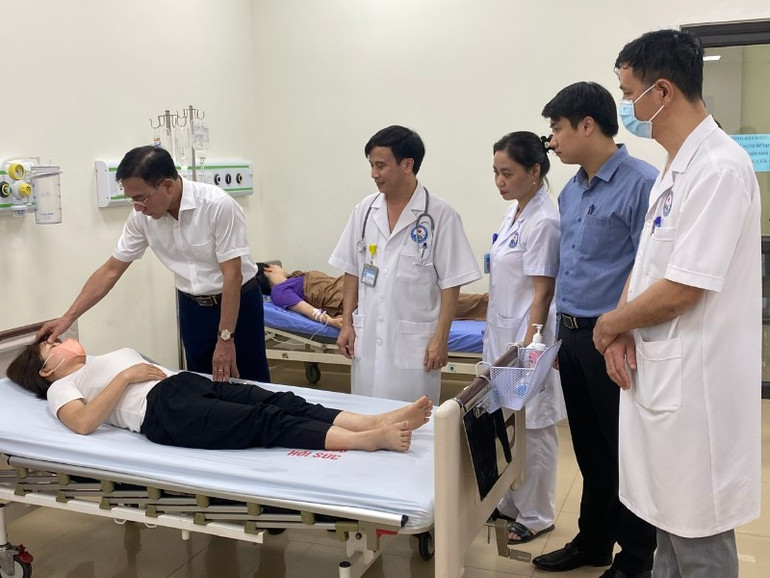 Các bác sĩ chăm sóc bệnh nhân tại Bệnh viện đa khoa tỉnh.