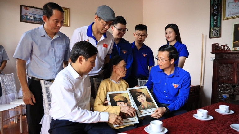 Tặng ảnh hai con trai là liệt sĩ cho Mẹ Việt Nam Anh hùng Trần Thị Đọn, xã Tiên Lữ. Tặng ảnh hai con trai là liệt sĩ cho Mẹ Việt Nam Anh hùng Trần Thị Đọn, xã Tiên Lữ.