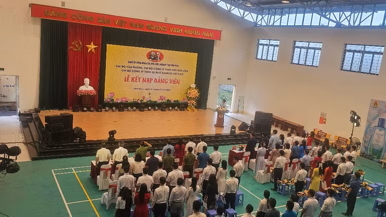 Quang cảnh buổi lễ kết nạp Đảng.