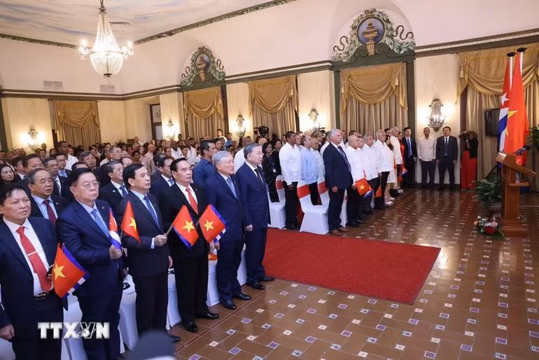 Tổng Bí thư, Chủ tịch nước Tô Lâm, Bí thư Thứ nhất Đảng Cộng sản Cuba, Chủ tịch Cuba Miguel Diaz Canel Bermudez và các đại biểu tại buổi gặp gỡ.
