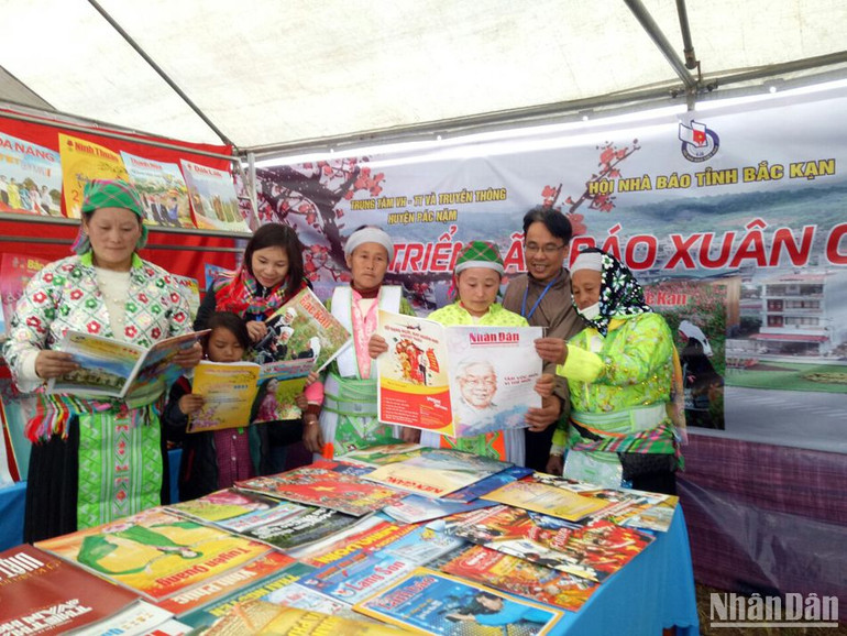 Đồng bào các dân tộc tham quan, đọc báo triển lãm tại Hội báo Xuân.