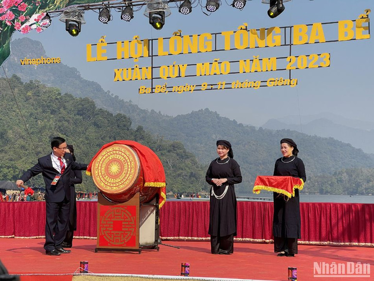 Lãnh đạo huyện Ba Bể đánh trống khai hội.