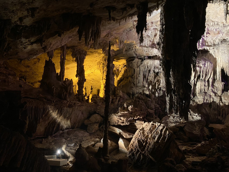 Động Hua Mạ, Vườn quốc gia Ba Bể được trang trí đèn chiếu để du khách chiêm ngưỡng cảnh sắc độc đáo trong hang động.