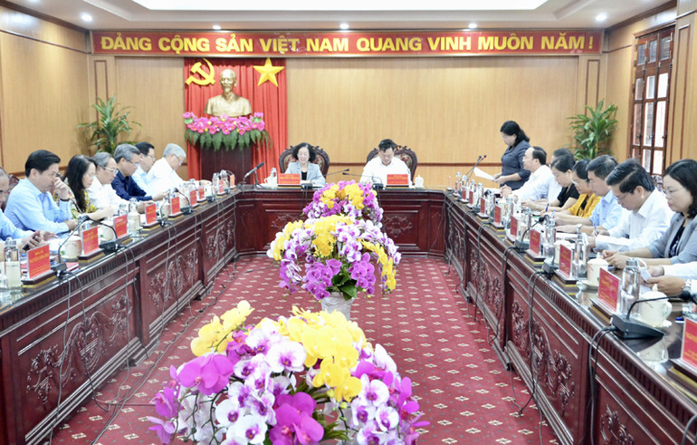 Lãnh đạo tỉnh Bắc Kạn báo cáo với đồng chí Trương Thị Mai và đoàn công tác. (Ảnh: TUẤN SƠN) Lãnh đạo tỉnh Bắc Kạn báo cáo với đồng chí Trương Thị Mai và đoàn công tác. (Ảnh: TUẤN SƠN)