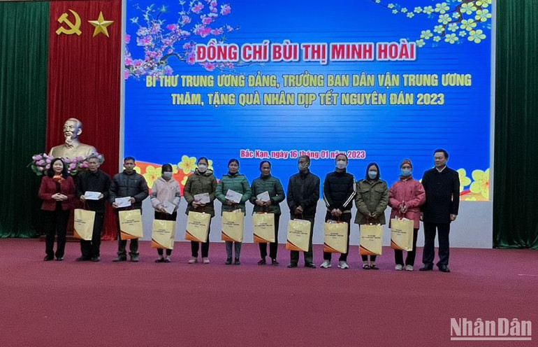 Đồng chí Bùi Thị Minh Hoài trao quà Tết tặng các hộ nghèo của thành phố Bắc Kạn.