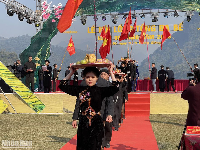 Nghi lễ rước mâm cỗ cầu mùa.