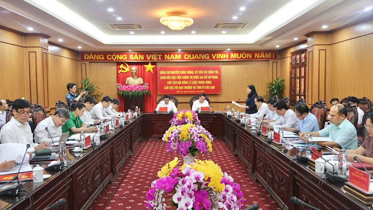 Lãnh đạo tỉnh Bắc Kạn báo cáo với đoàn công tác về các nội dung công tác cán bộ và hoạt động của Trường Chính trị tỉnh.