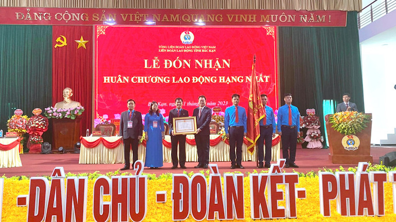 Trao Huân chương Lao động Hạng Nhất cho Liên đoàn lao động tỉnh Bắc Kạn. (Ảnh: TUẤN SƠN)